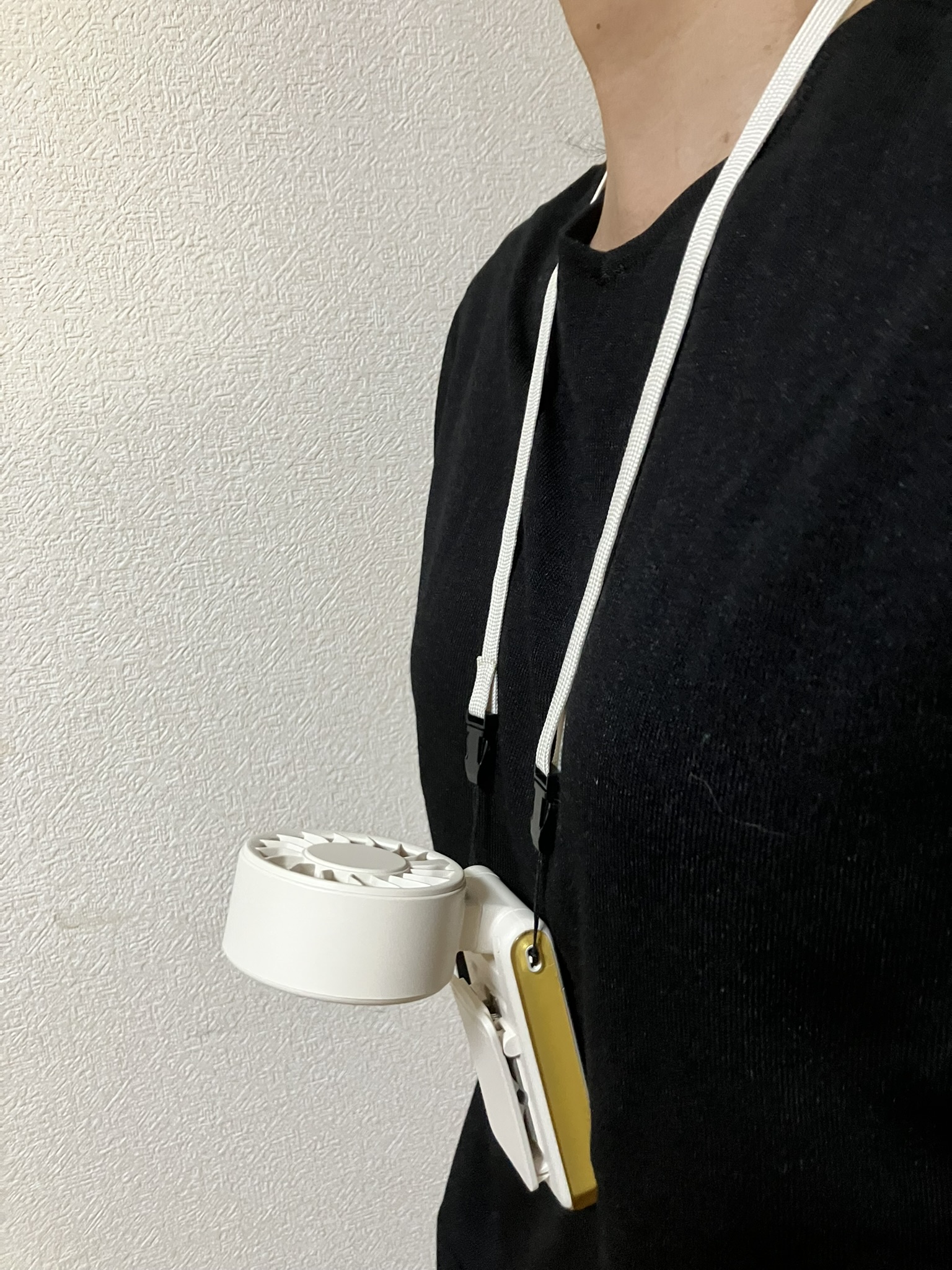 マルチクリップハンディファンを首掛けして服に固定した様子
